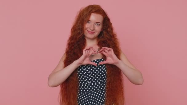 Влюблённая Девушка Улыбающаяся Рыжая Женщина Зеленом Платье Делает Жест Сердца — стоковое видео