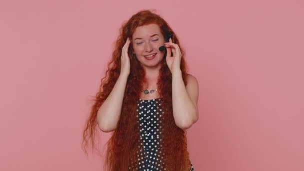 Lachende Rode Haar Meisje Dragen Headset Freelance Werknemer Call Center — Stockvideo