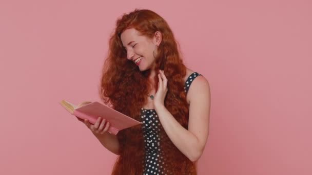 Rudowłosa Młoda Kobieta Czytająca Zabawne Bajki Hobby Rekreacyjne Mądrość Wiedzy — Wideo stockowe