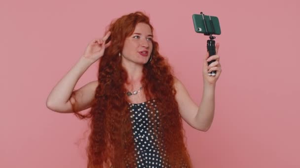 Mujer Pelirroja Vestido Blogger Viajero Tomando Selfie Teléfono Móvil Selfie — Vídeos de Stock