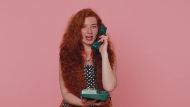 Мені Передзвониш Весела Жінка Секретар Сукні Говорить Дротяному Вінтажному Телефоні — стокове відео