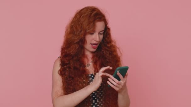 Szczęśliwy Podekscytowany Radosny Młoda Kobieta Sukience Polkadot Używać Telefonu Komórkowego — Wideo stockowe