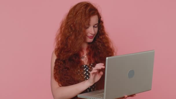 Рыжая Молодая Женщина Работающая Онлайн Над Отделкой Ноутбука Показывающая Большой — стоковое видео