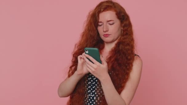 Perdu Jeune Femme Rousse Impuissante Utilisant Carte Ligne Sur Smartphone — Video