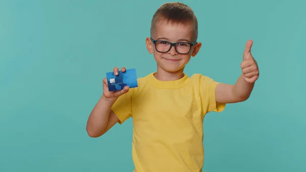 Maluch Dzieci Chłopiec Pokazując Plastikowe Karty Kredytowe Bankowe Reklama Przekazując — Zdjęcie stockowe