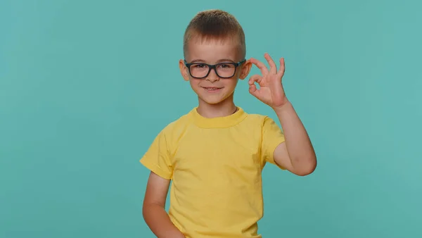 Niño Pequeño Mirando Con Aprobación Cámara Mostrando Gesto Acuerdo Como — Foto de Stock