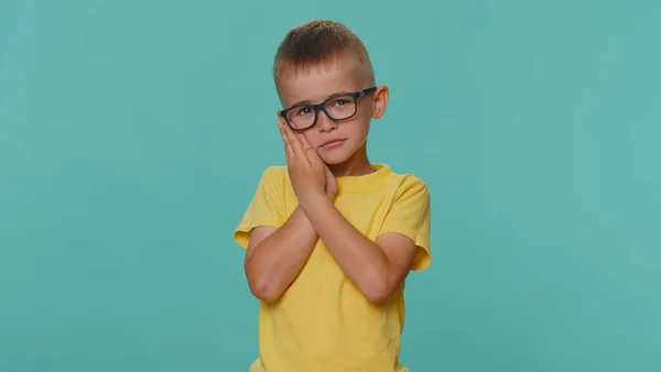 牙齿问题 蹒跚学步的小男孩摸着脸颊 紧闭的眼睛带着可怕的表情 痛苦的牙痛 敏感的牙齿 蓝色背景的学龄前幼儿 — 图库照片