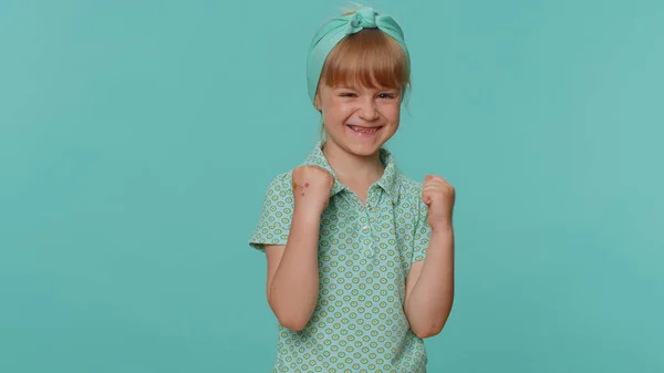 Glückliche Kleine Kleinkind Kinder Mädchen Shirt Schreien Die Fäuste Geste — Stockfoto