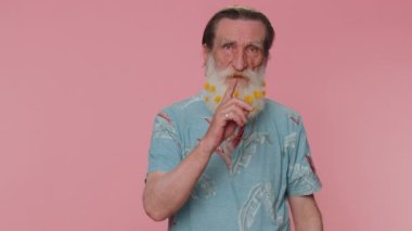 Sessiz olun lütfen. Olgun sakallı bir adamın portresi işaret parmağını dudaklarına bastırıyor. Sessizlik işareti gizli tutulmasını sağlıyor. Pembe stüdyo geçmişinde yaşlı, yakışıklı büyükbaba.