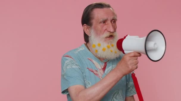 Boldog Szakállas Öregember Beszél Megafonnal Híreket Hirdet Hangosan Hirdeti Eladási — Stock videók
