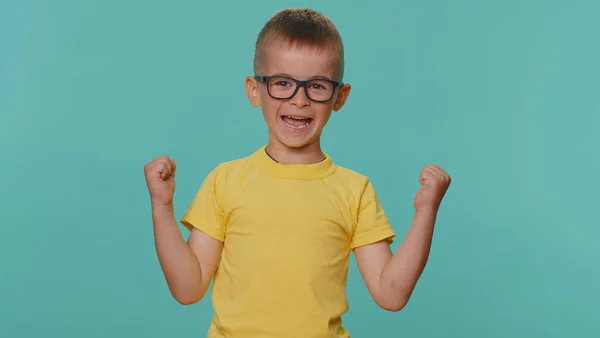 Щасливий Маленький Малюк Хлопчик Футболці Кричить Піднімаючи Кулаки Жесті Зробив — стокове фото