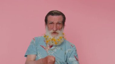 Gri sakallı, hayali, görünmez bir ipi çeken yaşlı pandomimci adam ne kadar dayanıklı ve güçlü olduğunu göstermek için çok çaba sarf ediyor. Pembe stüdyo geçmişi olan yaşlı büyükbaba.