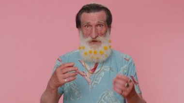 Gri sakallı yaşlı adam el hareketini boşa harcıyor ya da etrafa para saçıyor. Daha fazla bahşiş, büyük kar getiren vücut dili hayal ediyor. Pembe stüdyo geçmişi olan yaşlı büyükbaba.