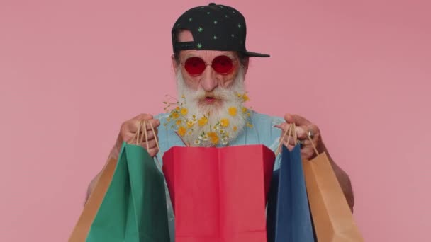 Senior Man Flowers Gray Haired Beard Showing Shopping Bags Advertising — Stockvideo