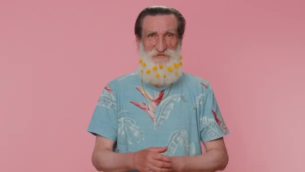 Alegre Anciano Encantador Con Barba Con Flores Camiseta Azul Sonriendo — Vídeo de stock