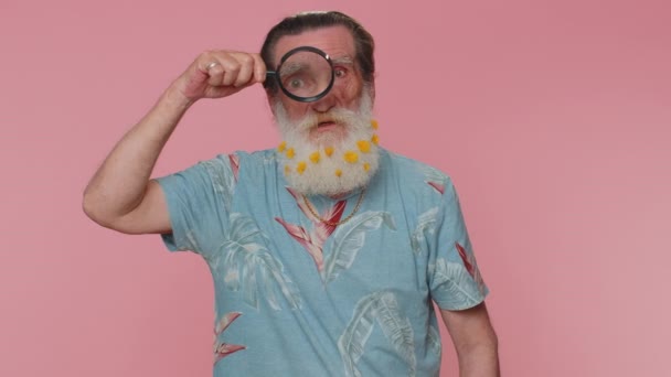 Ученый Исследователь Старший Человек Цветами Бороде Держит Увеличительное Стекло Возле — стоковое видео