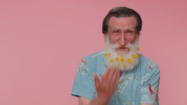 Hayal kırıklığına uğramış kır saçlı sakallı yaşlı adam, haksız şeyler yüzünden üzülerek umutsuzluktan gözyaşlarını siler ve ağlar. Yaşlı büyükbaba depresyonda, umutsuzluk içinde, kayıp yalnız başına.