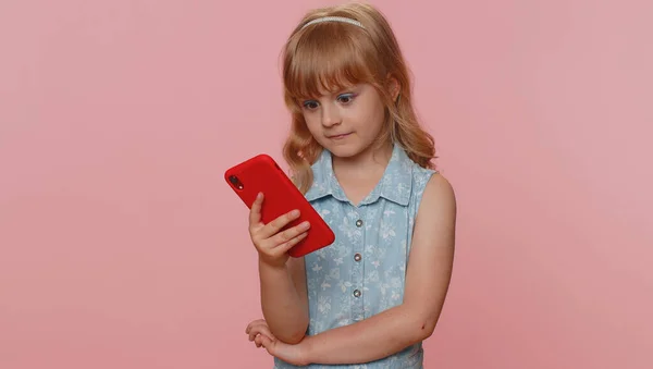 Young Preteen Child Girl Kid Use Mobile Smartphone Typing Browsing — Stockfoto