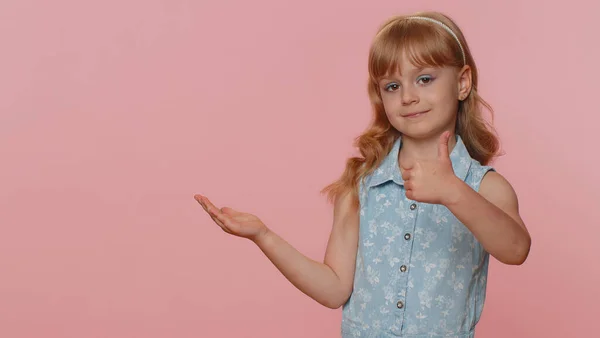 Niña Niño Pequeño Mostrando Pulgares Hacia Arriba Señalando Lugar Vacío —  Fotos de Stock