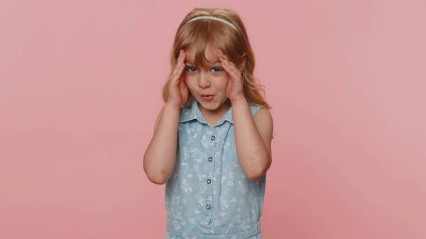 Neugierige Junge Frühchen Mädchen Kind Schließt Die Augen Mit Der — Stockfoto