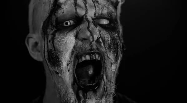 Närbild Skrämmande Zombie Man Ansikte Makeup Med Sår Ärr Blodflöden — Stockfoto