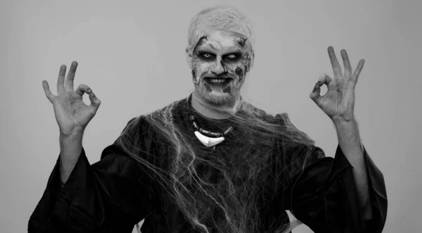 Uomo Raccapricciante Con Viso Sanguinante Cicatrici Halloween Elegante Trucco Zombie — Foto Stock