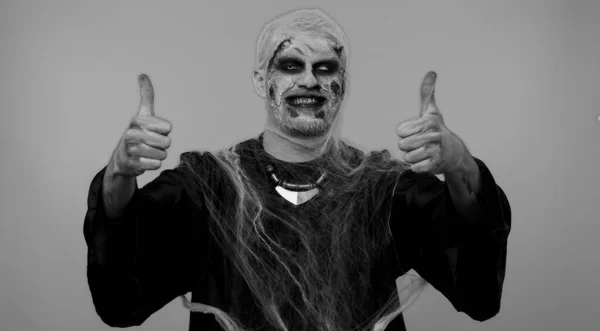 Złowieszczy Człowiek Strasznym Makijażem Zombie Halloween Podnosi Kciuki Górę Zgadza — Zdjęcie stockowe