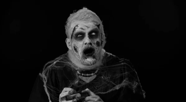 Ondskefull Man Med Hemska Skrämmande Halloween Zombie Makeup Kramper Gör — Stockfoto