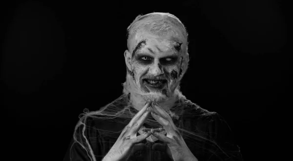 Przerażający Nieumarlak Modlący Się Czarnym Tle Studia Złowieszczy Człowiek Zombie — Zdjęcie stockowe