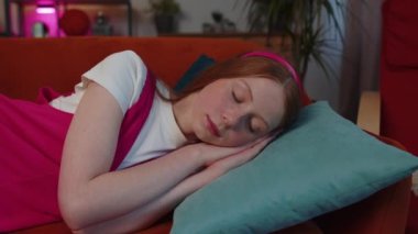 Korkmuş kızıl çocuk yatak odasındaki kabustan uyandı. Kızıl saçlı küçük kızın kötü uykusu, stres, gerginlik ve endişe, akıl sağlığı. Yalnızlık, hastalık, baş ağrısı konsepti