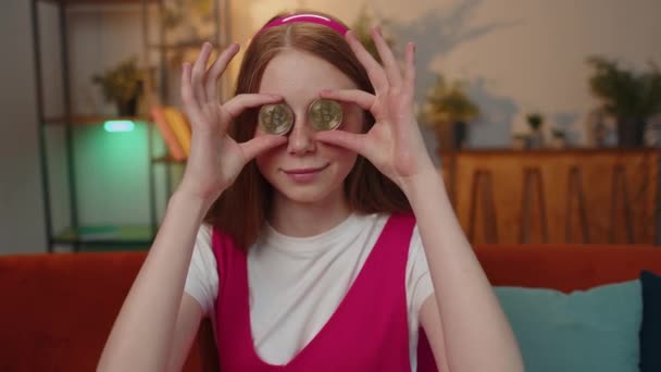 Child Girl Freelancer Holding Two Gold Coins Home Successful Developer — Vídeo de Stock