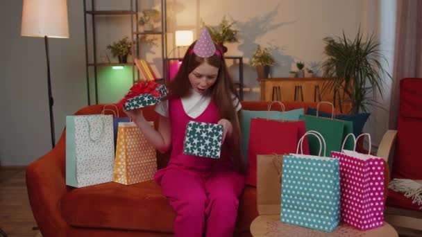 Щаслива Молода Дівчинка Підліток Носить Святковий Капелюх День Народження Тримає — стокове відео