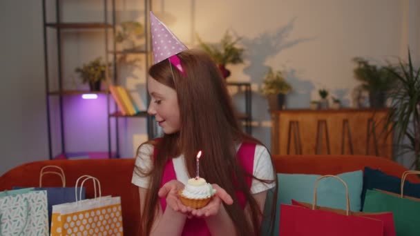 Boldog Tini Lány Visel Ünnepi Születésnapi Kalap Hold Cupcake Teszi — Stock videók