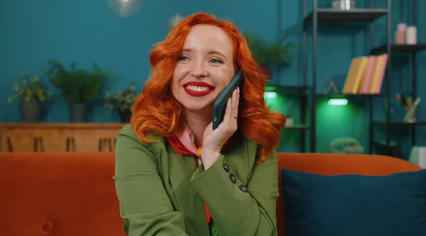 Smiling Young Redhead Woman Green Jacket Making Phone Conversation Friends — Stock Photo, Image