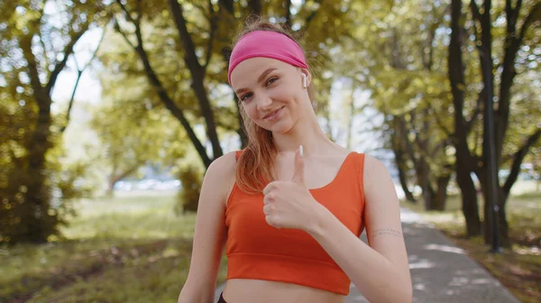 Portrait Athletic Fit Smiling Runner Girl Training Looking Camera Happy — Stock Photo, Image