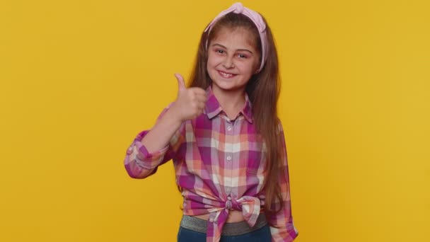 Przykład Szczęśliwy Młody Nastolatek Dziewczyna Dziecko Patrząc Aprobatą Aparat Pokazujący — Wideo stockowe
