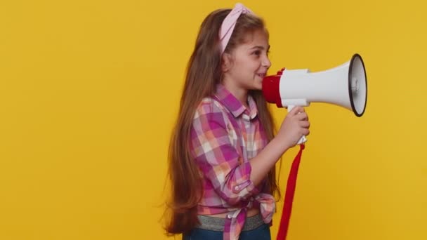 Preteen Child Girl Kid Talking Megaphone Proclaiming News Loudly Announcing — Vídeo de Stock