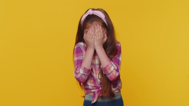 Nosy Curious Young Preteen Child Girl Kid Closing Eyes Hand — Vídeo de Stock