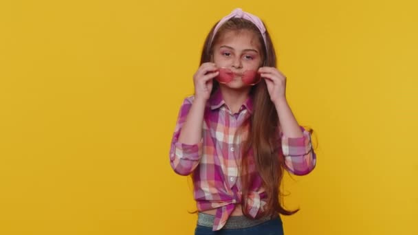 Retrato Niña Preadolescente Seductora Con Gafas Sol Rosas Sonrisa Encantadora — Vídeos de Stock