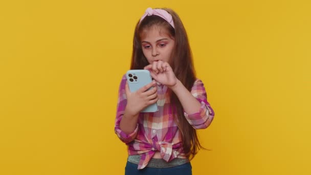 Young Preteen Child Girl Kid Texting Share Messages Content Smartphone — Vídeo de stock