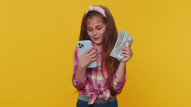 Uśmiechnięty Szczęśliwy Młody Dzieciak Dziewczynka Szuka Smartfona Szczerze Radując Zwycięstwo — Wideo stockowe