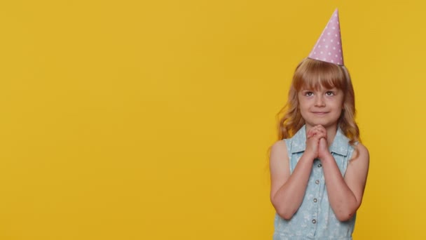 Szczęśliwy Mały Dziewczynka Prezentuje Urodzinowe Pudełko Oferują Zapakowane Świąteczny Prezent — Wideo stockowe
