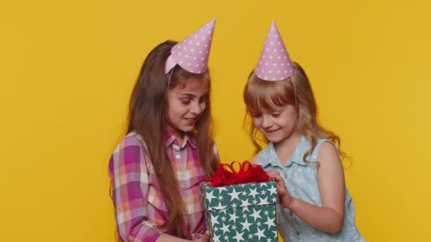 Happy Toddler Children Sisters Girls Siblings Friends Wearing Festive Cone — Stockvideo