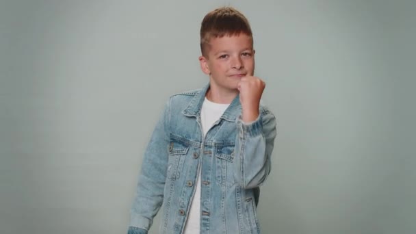 Agresywny Wściekły Chłopiec Kurtce Próbujący Walczyć Przed Kamerą Trzęsący Się — Wideo stockowe