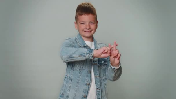 Wesoły Chłopiec Maluch Pokazując Hashtag Symbol Rąk Lubi Otagowane Wiadomości — Wideo stockowe