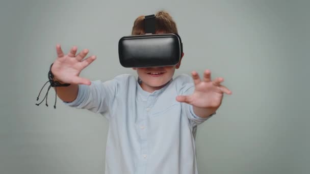 Toddler Boy Using Headset Helmet App Play Simulation Realistic Game — Vídeo de stock