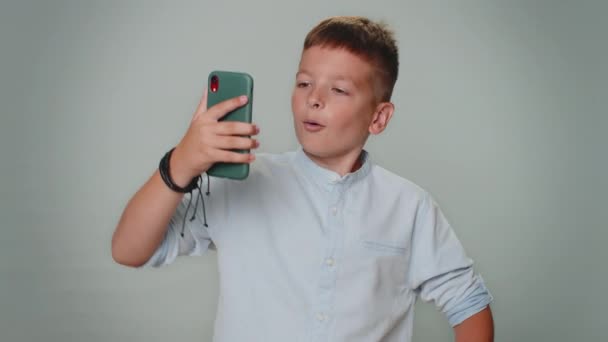 Rich Toddler Boy Looking Smartphone Display Sincerely Rejoicing Win Receiving — Stockvideo