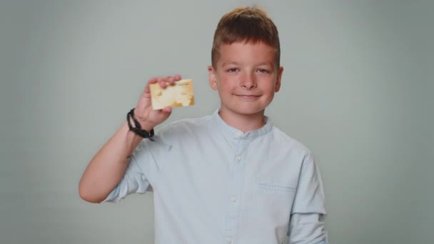 Toddler Young Boy Showing Plastic Credit Bank Card Advertising Transferring — Vídeos de Stock