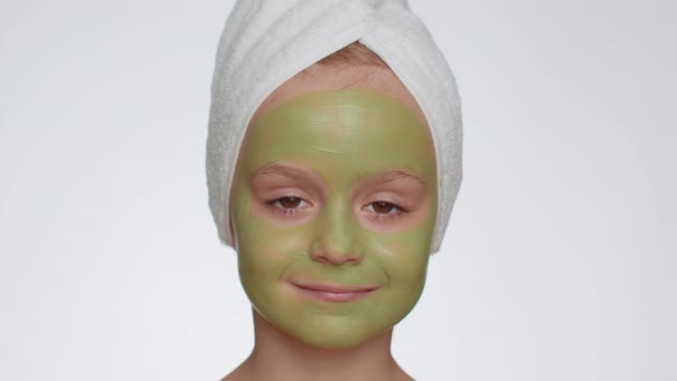 Uśmiechnięta Dziewczynka Ręczniku Głowie Stosując Oczyszczający Nawilżający Zielony Ogórek Witamina — Wideo stockowe