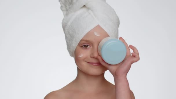 Bella Giovane Bambina Sorridente Che Applica Crema Idratante Detergente Guardando — Video Stock